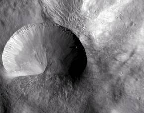 Vesta, detail kráteru