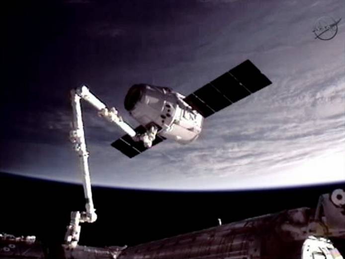 Dragon při kotvení u ISS